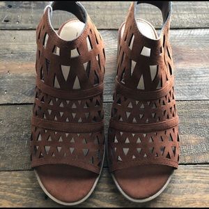 NWT Brown Chunky Heel